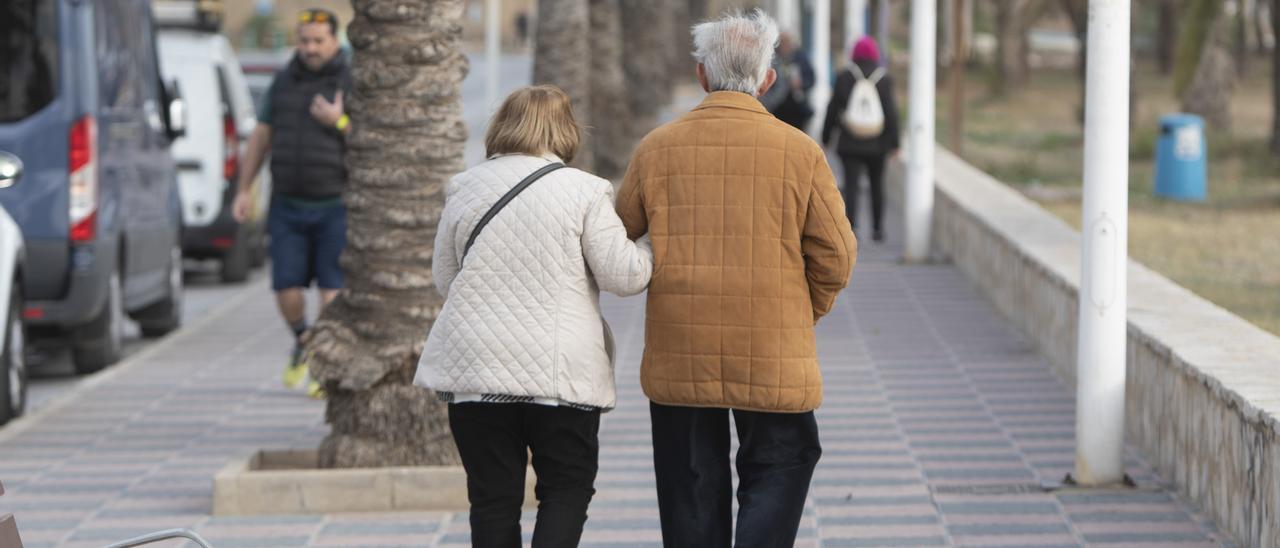 Dos personas mayores pasean por el Puerto de Sagunt