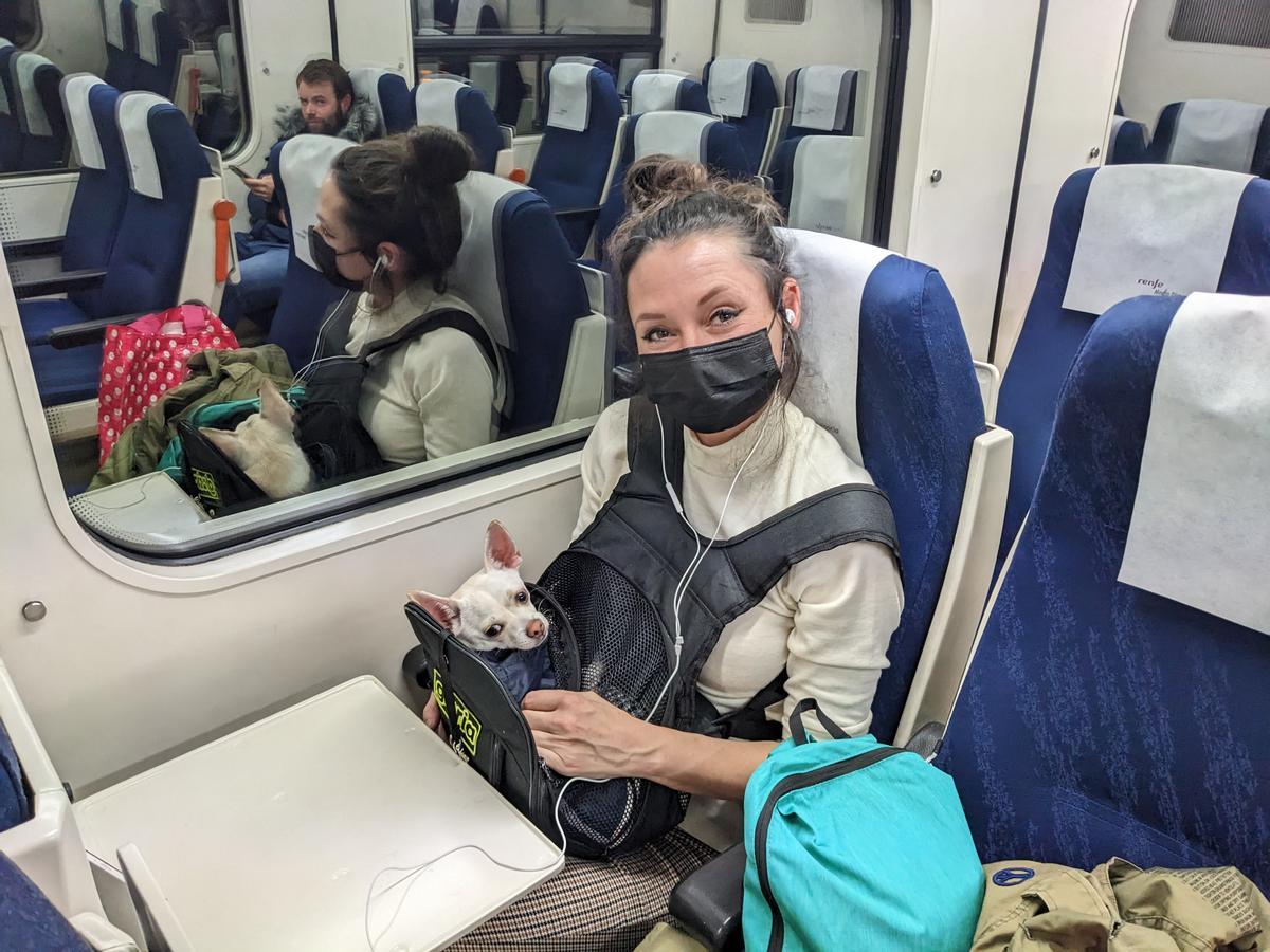 Verónica Díaz usa el tren para ir de Ferrol a A Coruña porque puede viajar con su perro.