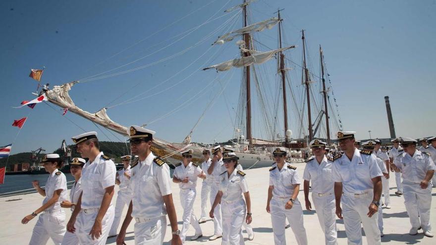 El &quot;Juan Sebastián de Elcano&quot;, atracado en Avilés el año pasado.