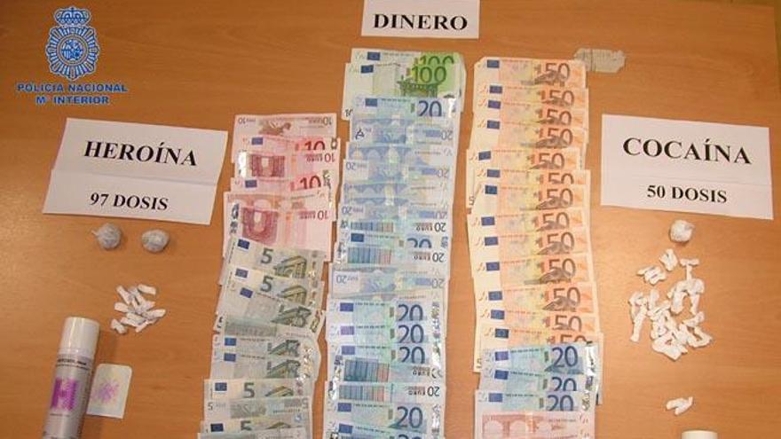Heroína, cocaína y dinero encontrado por los agentes en la casa de la calle Vista Alegre.