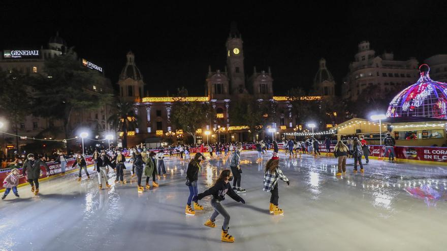 Pista de patinaje y luces de Navidad en la plaza del Ayuntamiento de València