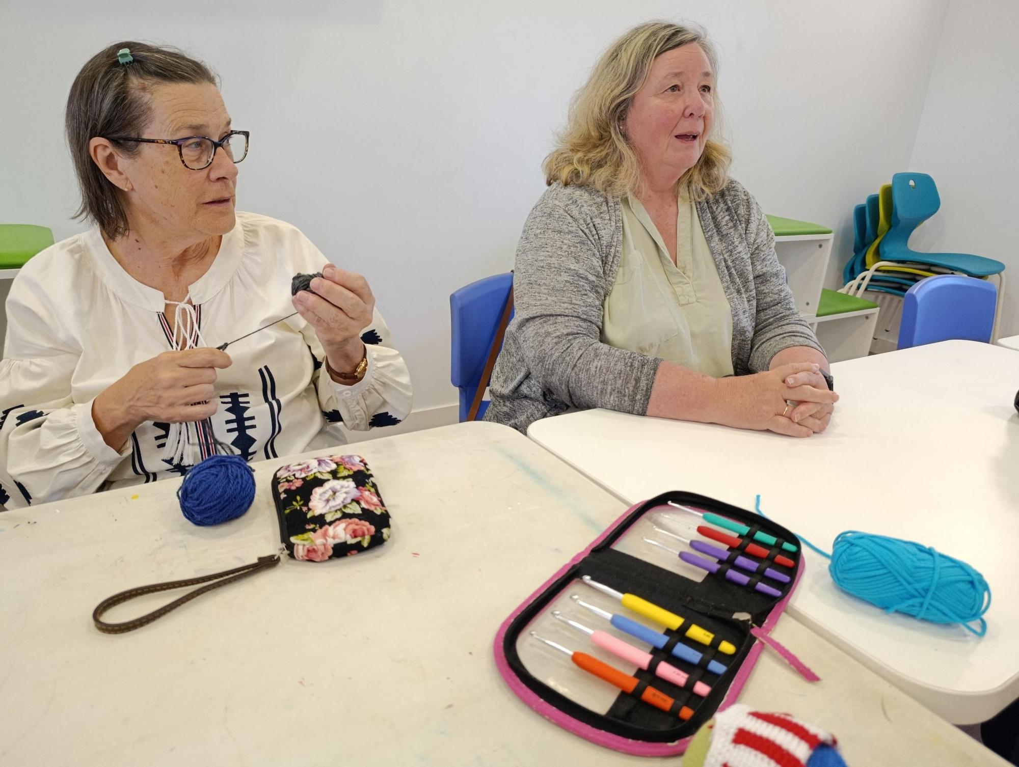 Entre lanas y patrones: así es el club de ganchillo de Soto de Llanera