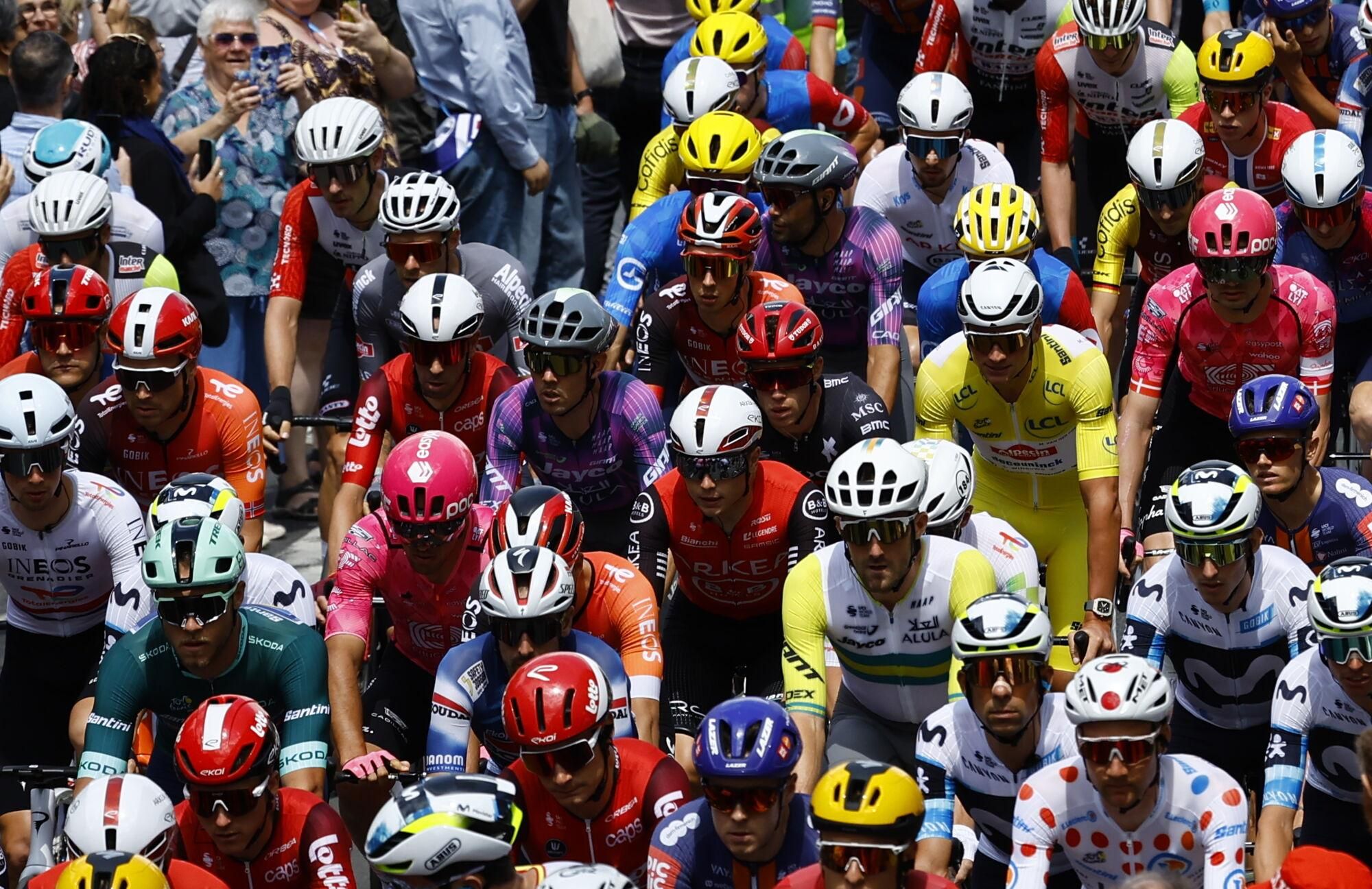 (France), 08/07/2025.- The peloton in action during the 4th stage of the Tour de France cycling race over 174.2km from Amiens to Rouen, France, 08 July 2025. (Ciclismo, Francia) EFE/EPA/MARTIN DIVISEK