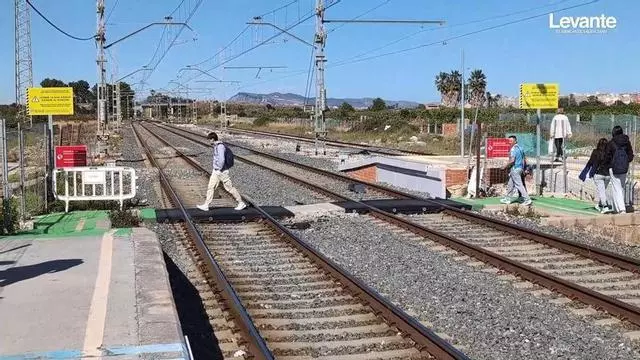 Los usuarios celebran la reanudación de las obras de la estación de Tavernes: "Era una vergüenza que tuviéramos que cruzar las vías sin supervisión"