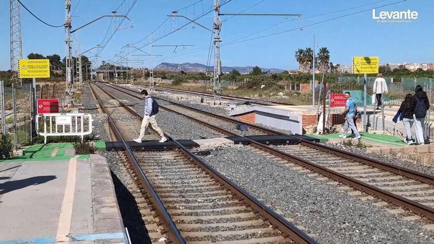 Los usuarios celebran la reanudación de las obras de la estación de Tavernes: "Era una vergüenza que tuviéramos que cruzar las vías sin supervisión"