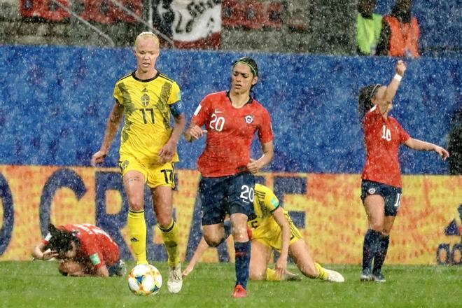 Stina Blackstenius (i) de Suecia contra Daniela Zamora (c) de Chile durante un partido de la Copa Mundial Femenina de la FIFA 2019 entre Chile y Suecia este martes, en Rennes (Francia).