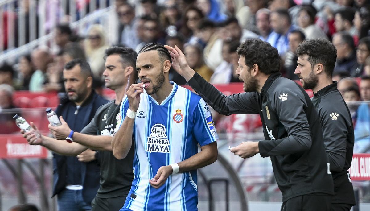 Braithwaite en la banda tomándose algo para recuperarse del esfuerzo