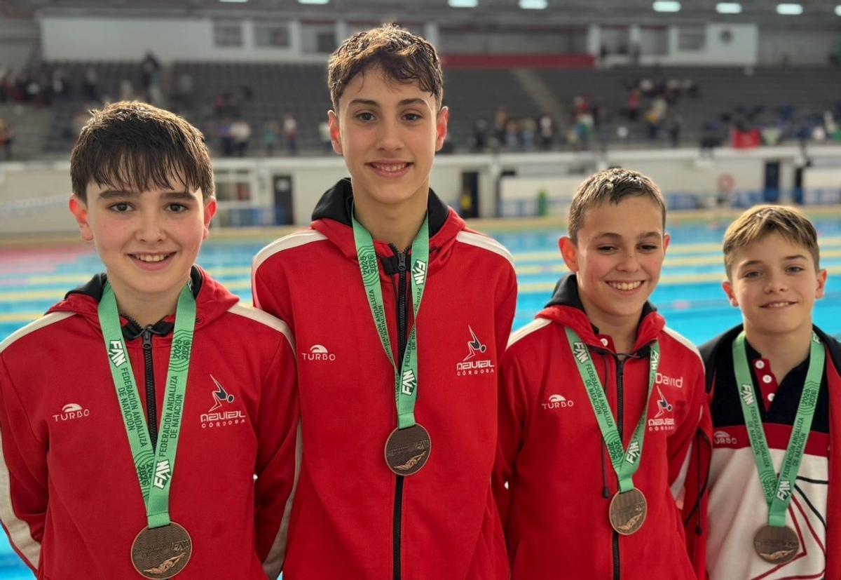 Varios nadadores del Navial medallistas.