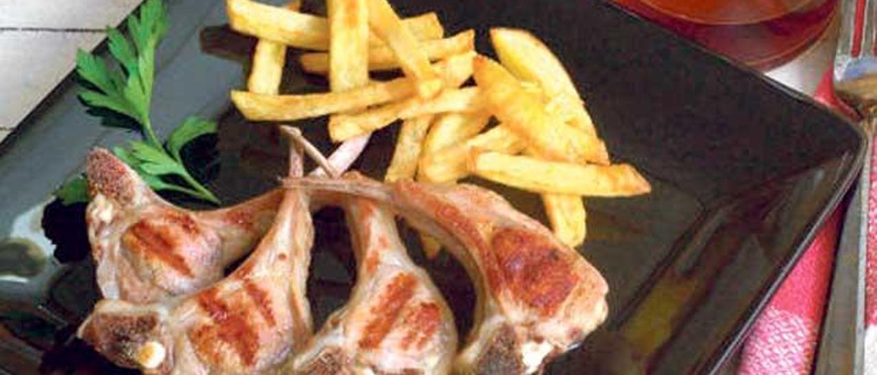 Las chuletillas son excelentes tanto las de cordero como las más infrecuentes de cabrito.