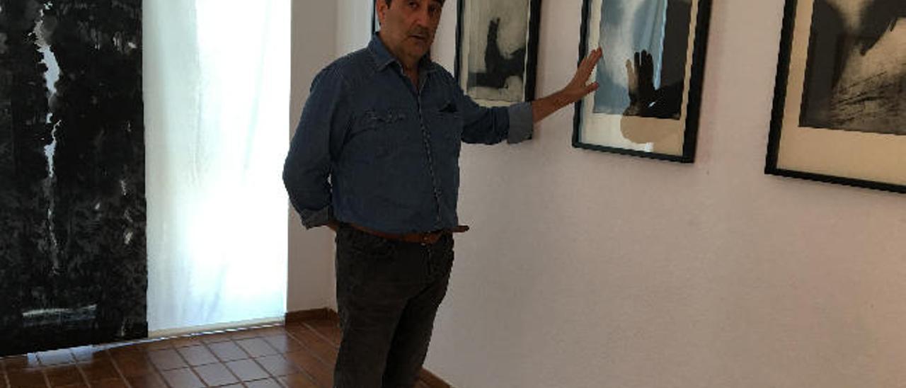 José Hernández muestra algunas de sus obras en la segunda planta del Teatro Municipal Juan Ramón Jiménez.