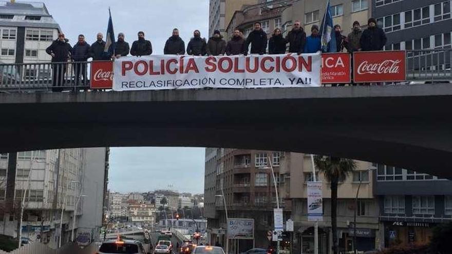 Los agentes, ayer, durante la protesta.