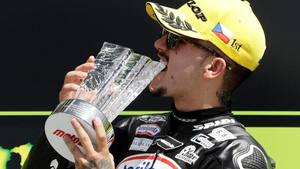 El valenciano Aron Canet (KTM) disfruta de su trofeo, hoy, en Brno, tras ganar su segundo GP de la temporada.