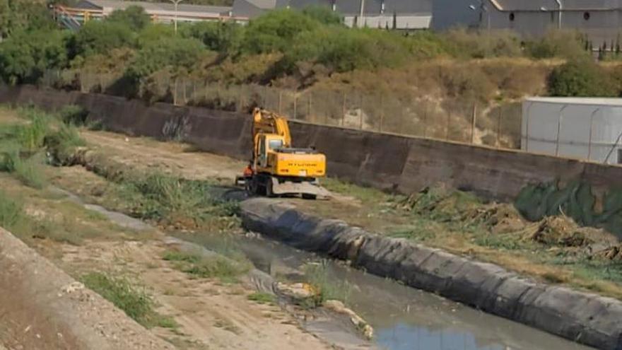 Alicante limpia barrancos, imbornales y alcantarillado en prevención de una posible gota fría