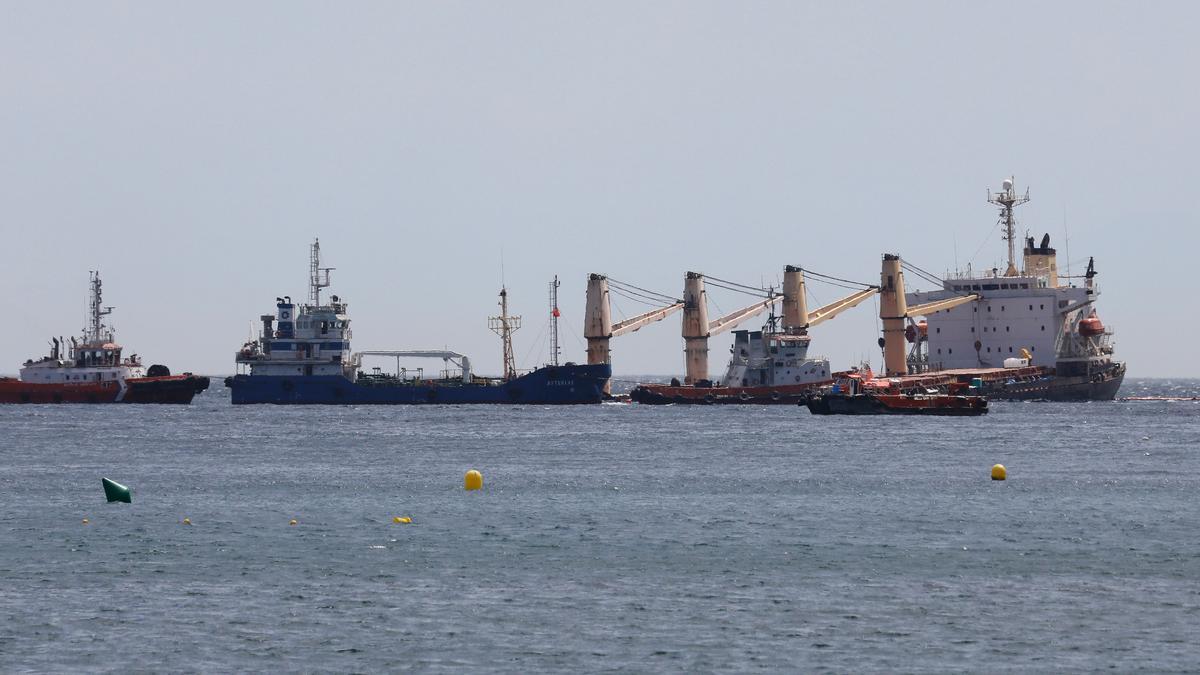 Vacían de lubricante los tanques de la sala de máquinas del buque varado en Gibraltar.