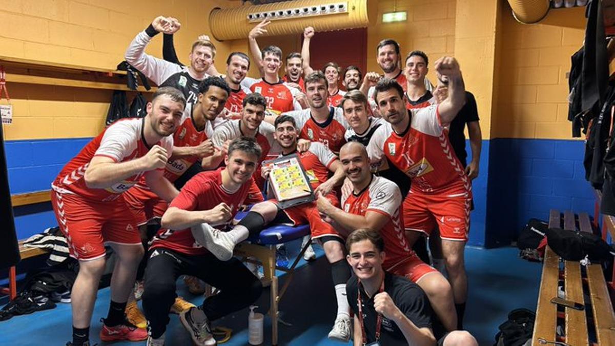 Los jugadores del Bada celebran en el vestuario la victoria frente al Logroño.