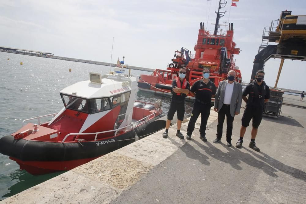 La dotación de los Bomberos cuenta con una motobomba capaz de suministrar 400 litros de agua, llega hasta los 38 nudos y es insumergible.