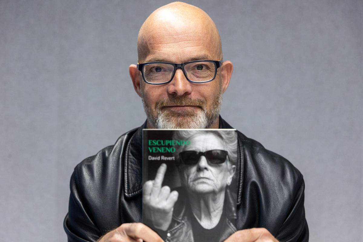 David Revert, el poeta detrás del poemario "Escupiendo Veneno"