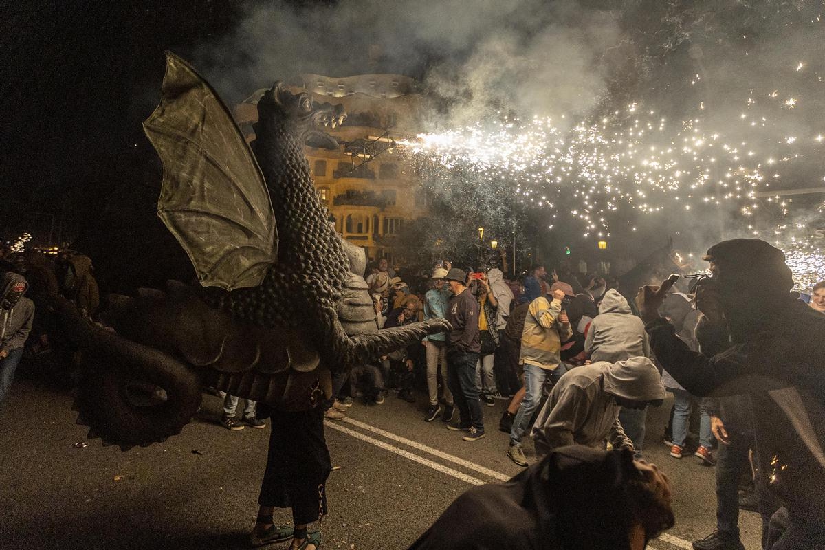 Los diables incendian el Passeig de Gràcia durante el correfoc de la Mercè.