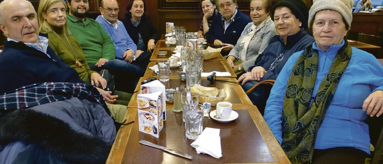 El grupo de aficionados asturianos a la ópera que se desplazó a Nueva York, con el tenor, después de una comida en la ciudad norteamericana la pasada semana. De izquierda a derecha, José Antonio (Pipo) Menéndez, Belén Rodríguez, Celso Albelo, Justo Legaz, Teresa Hevia, Isabel Hevia, Carlos Abeledo, Pili Montoto, Tere Arce y Conchita Tuñón.