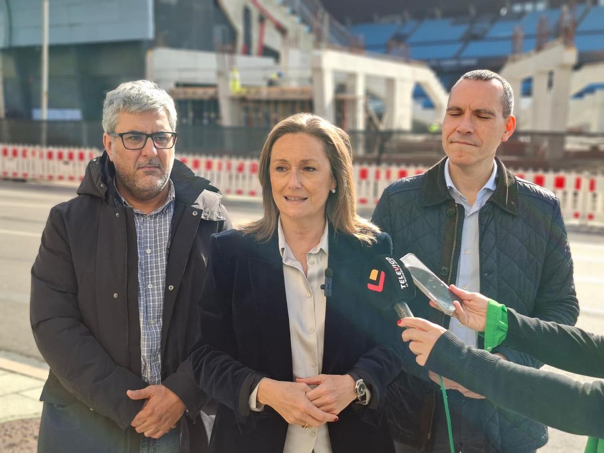 Luisa Sánchez, durante una rueda de prensa frente al estadio de Balaídos.