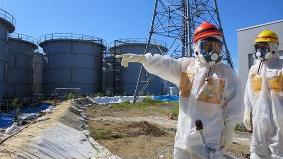 El ministro japonés de Industria, Toshimitsu Motegi, inspecciona las instalaciones de Fukushima