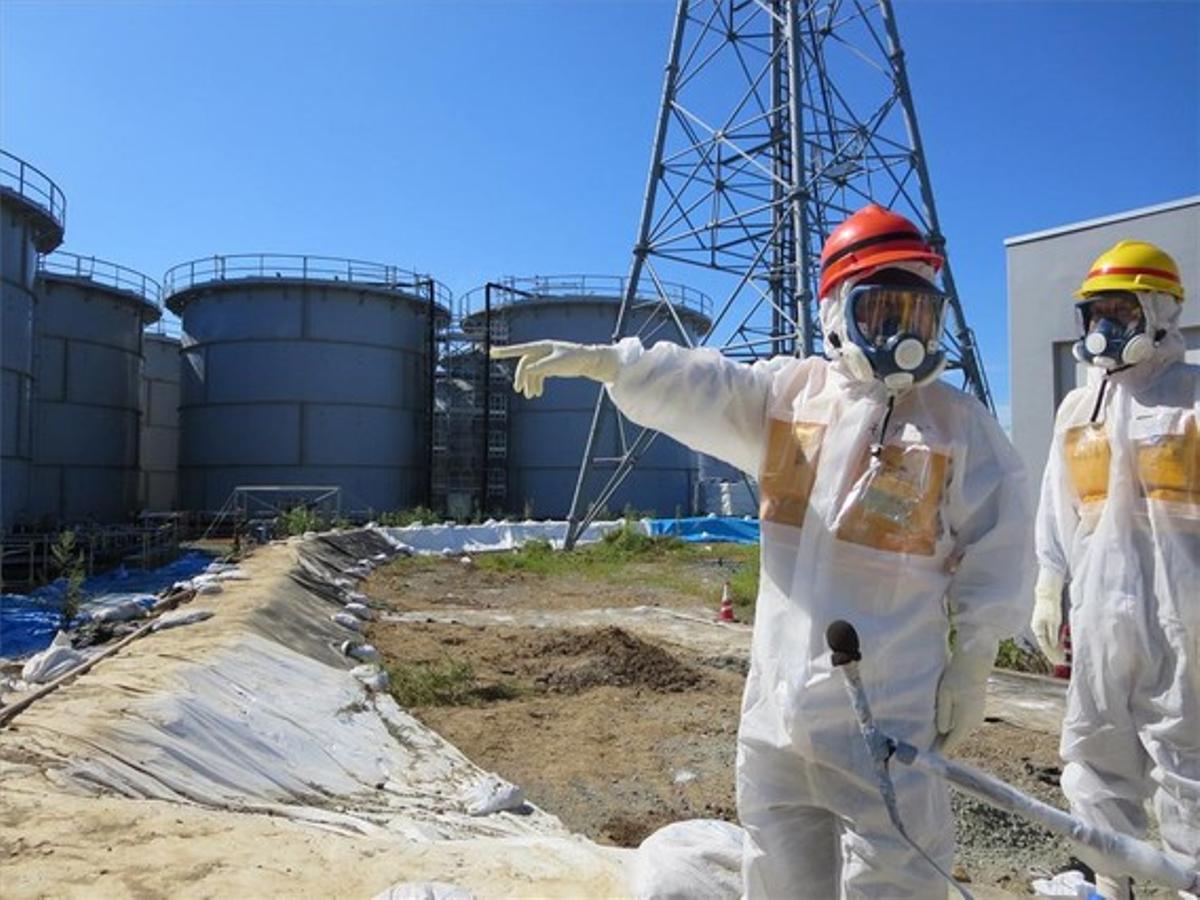 El ministre japonès d’Indústria, Toshimitsu Motegi (amb casc vermell), inspecciona les instal·lacions de Fukushima. El ministre japonès d’Indústria, Toshimitsu Motegi (amb casc vermell), inspecciona les instal·lacions de Fukushima.