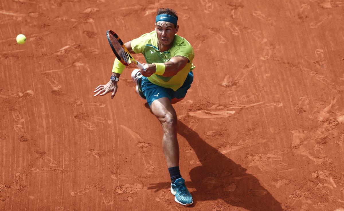 Paris (France), 05/06/2022.- Rafael Nadal of Spain plays Casper Ruud of Norway in their Menís Singles final match during the French Open tennis tournament at Roland ?Garros in Paris, France, 05 June 2022. (Tenis, Abierto, Francia, Noruega, España) EFE/EPA/MOHAMMED BADRA