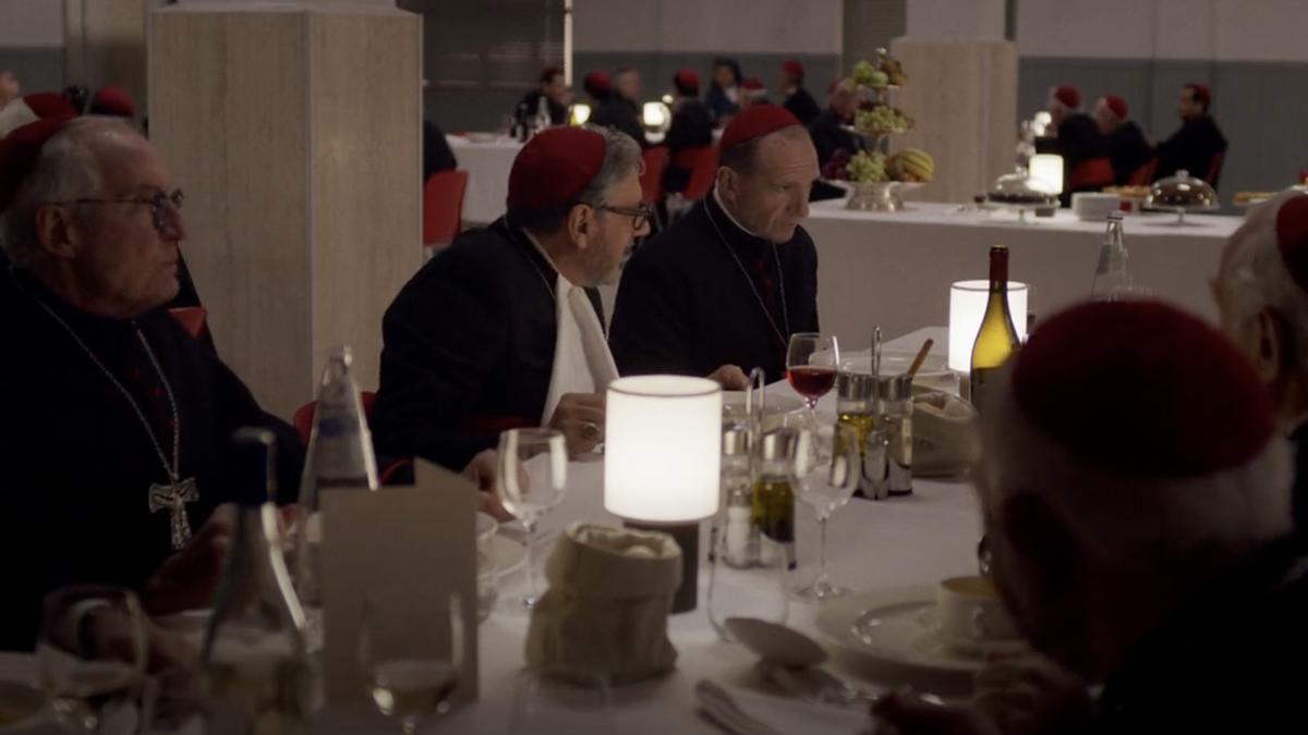 Los cardenales, sentados a la mesa en la película 'Cónclave'.