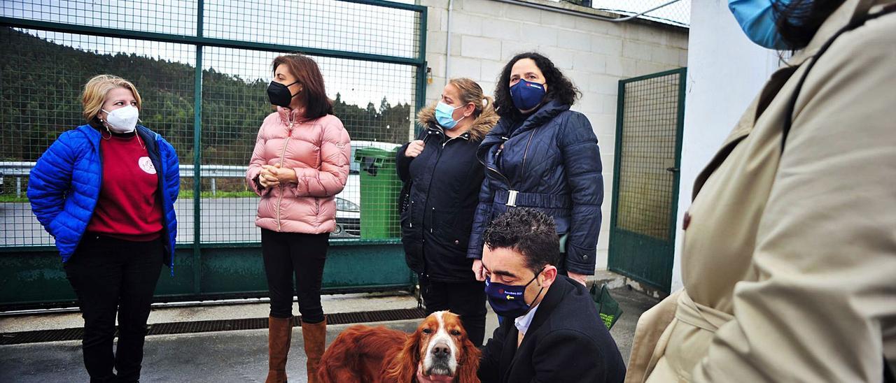 Ángeles Cifuentes, Ángeles Vázquez, Matilde Laya, Belén do Campo, Luis López y Tania García en el refugio de animales. |   // IÑAKI ABELLA