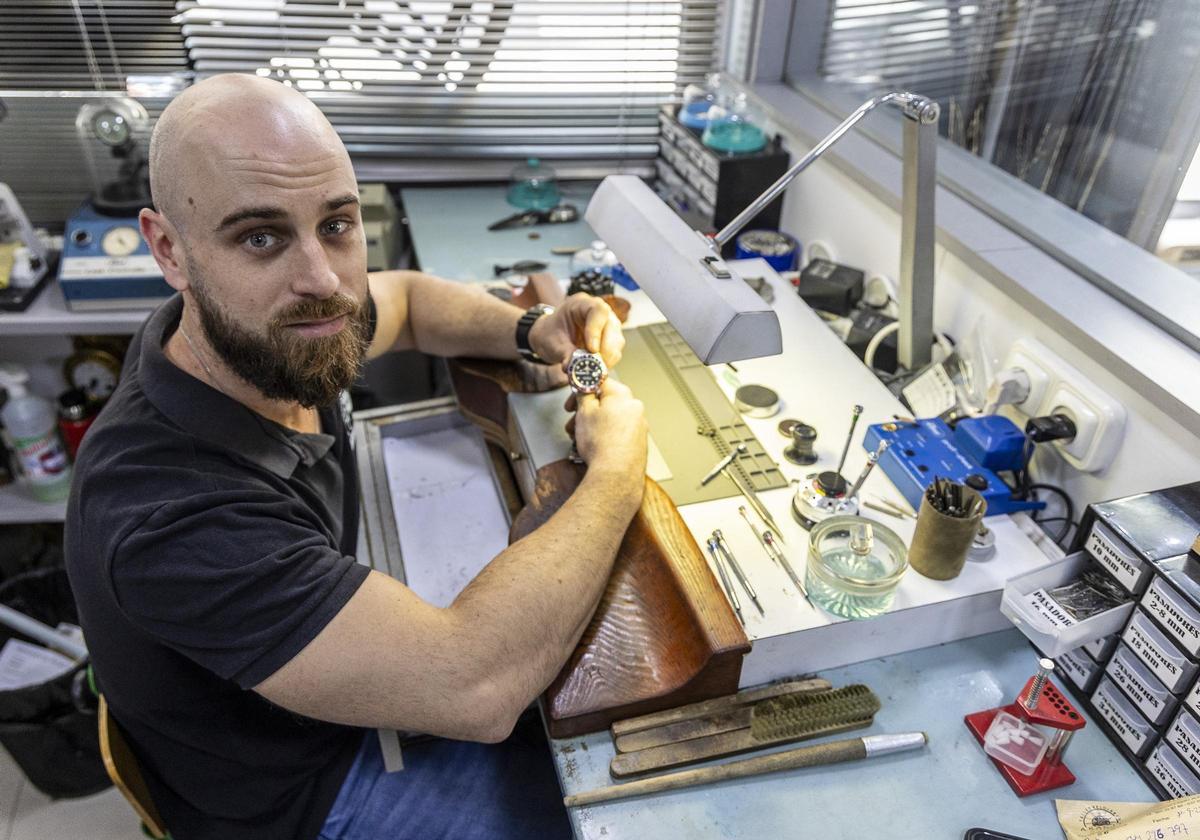 Sergio Aracil, de la relojería Aracil, en la calle Colón.
