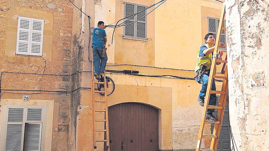 Operarios de Telefonica trabajan en un pueblo de la isla.