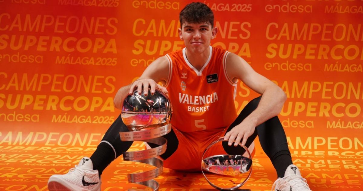 Sergio de Larrea, posando con el título de Supercopa y su MVP