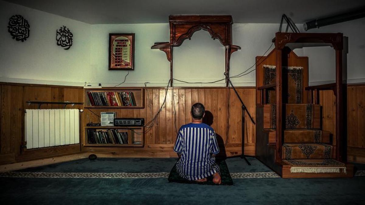 El imán de la mezquita El Fathe de Ripoll, rezando una oración.