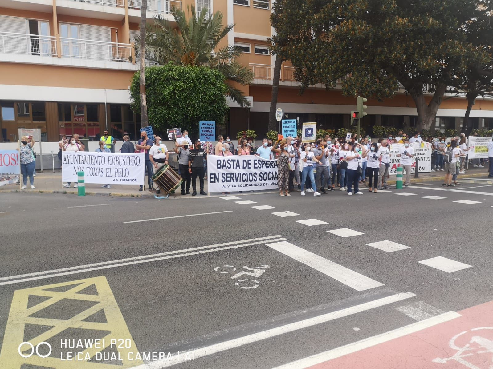 Concentración de vecinos de Jinámar ante las oficinas municipales de Las Palmas de Gran Canaria