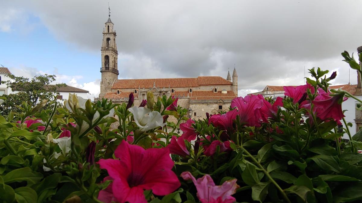 Imagen de uno de los rincones engalanados de Hinojosa del Duque.