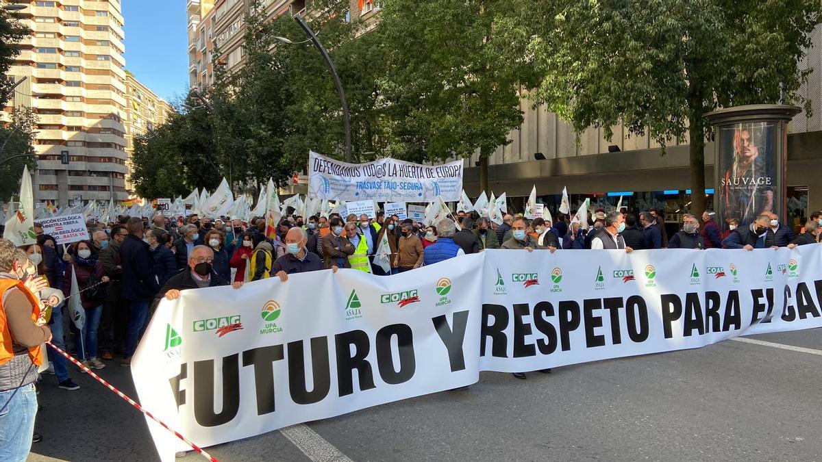 La manifestación pasando por la Gran vía de Murcia.