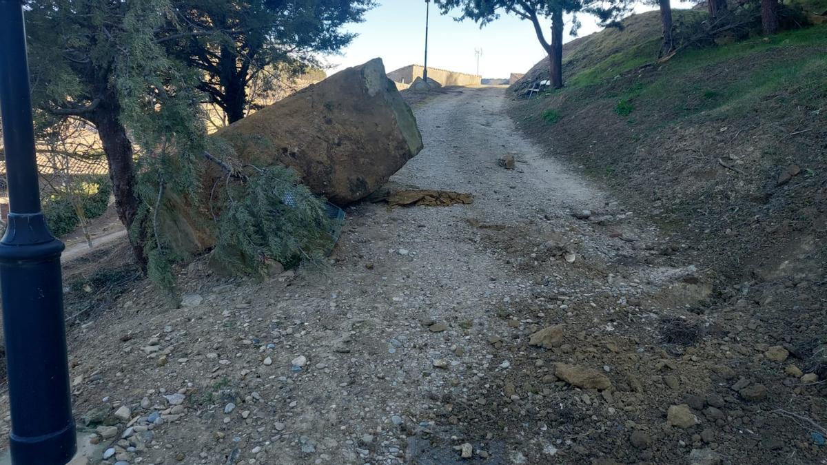 La roca se detuvo en un lateral del camino de acceso al castillo.