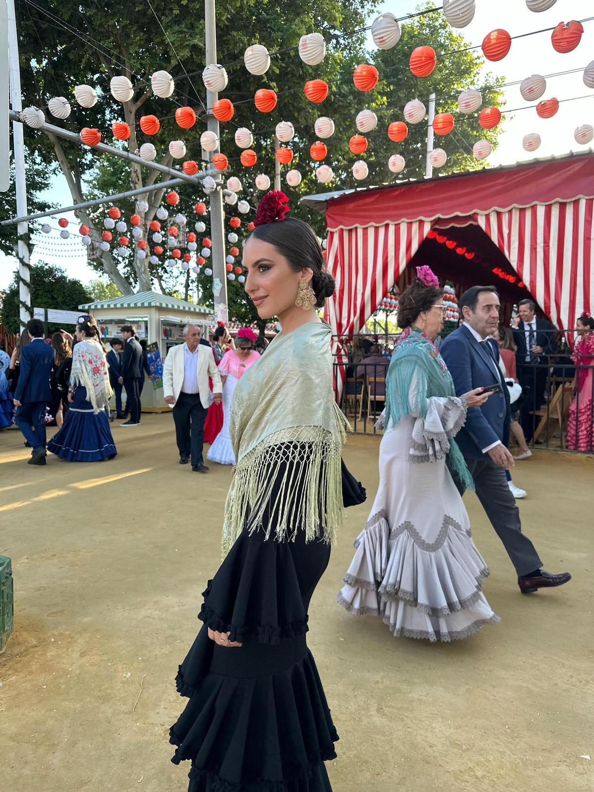 MARIA ESTELA EN SEVILLA CON ADEREZOS FALLERA