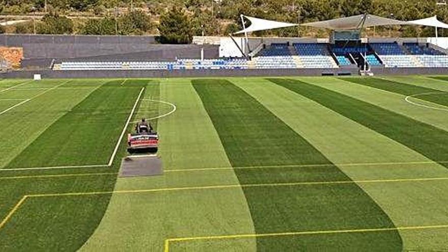 Trabajos sobre el césped artificial del estadio de Can Misses.