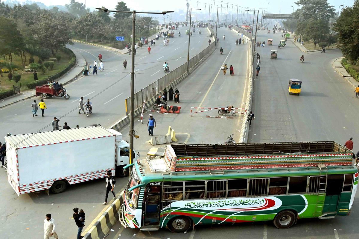 Miles de seguidores del ex primer ministro Khan se aproximan a un Islamabad fortificado.