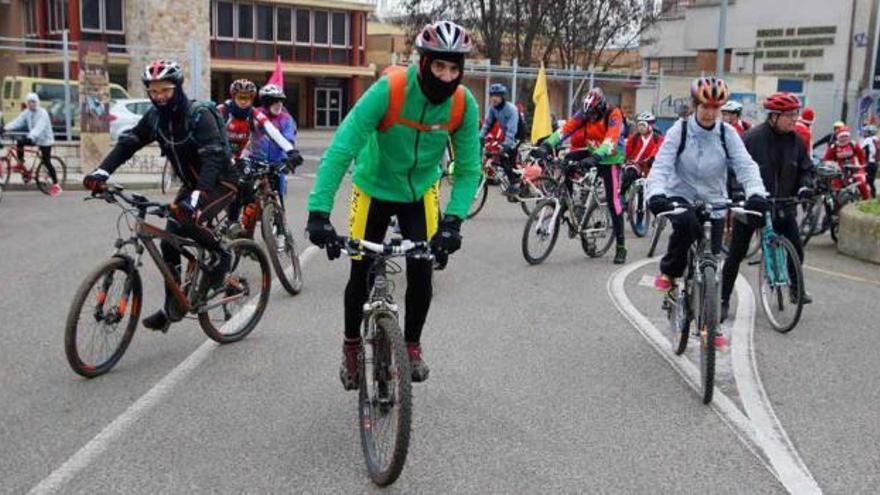 Los participantes, en el inicio de la marcha ciclista.