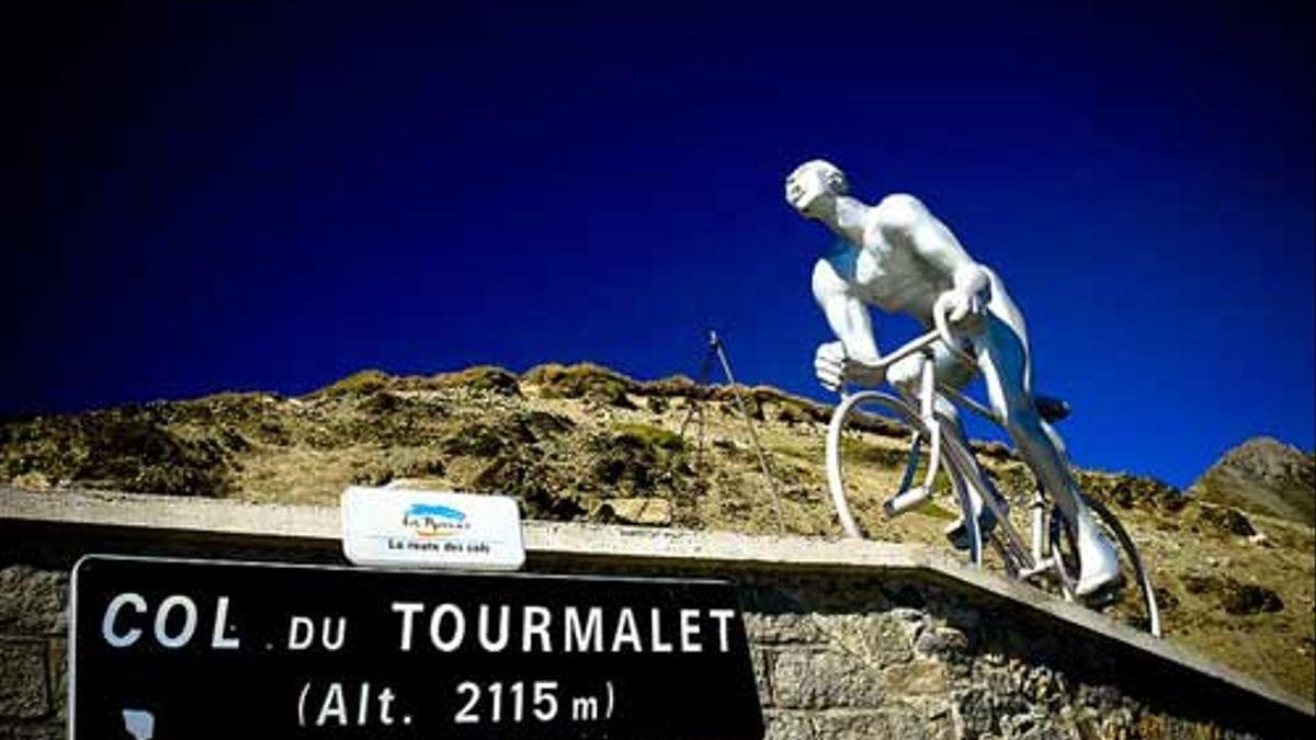 La escultura del ’Gigante del Tourmalet’ en la cima del famoso monte de los Pirineos.