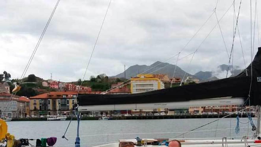 Petra Edoff y Jens Berclund ayer en el puerto deportivo de Ribadesella