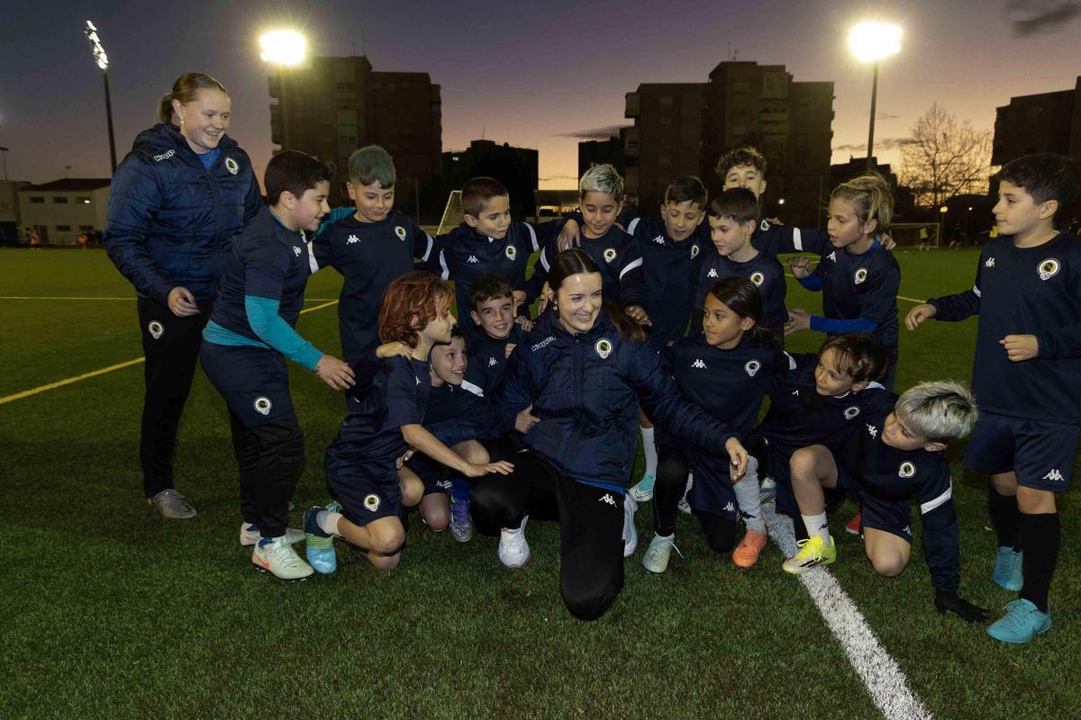 La otra forma de enseñar fútbol: Celia Camarasa, entrenadora de los benjamines del Hércules