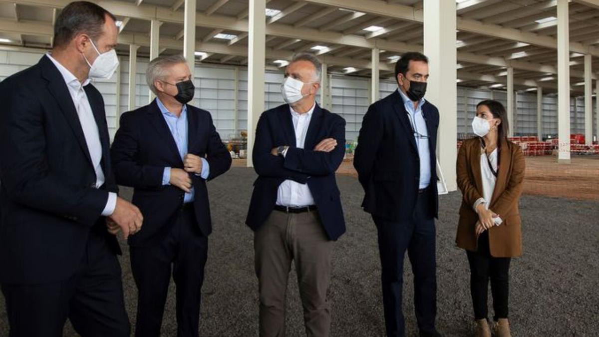 el alcalde de Agüimes, Óscar Hernández, junto a Ángel Víctor Torres, el director de Comercio y la consejera de Turismo. 