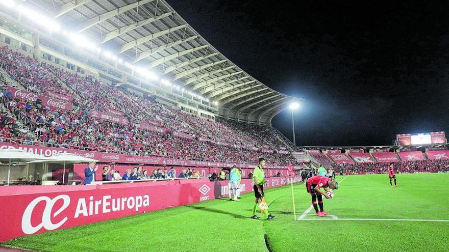 Salva Sevilla se prepara para el lanzamiento de un saque de esquina durante uno de los últimos encuentros que el Mallorca disputó con aforo completo en Son Moix. | MANU MIELNIEZUK