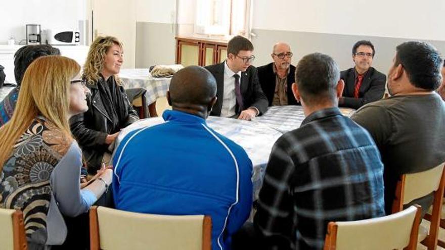 Al centre, de cara, el conseller conversant amb quatre dels interns de la Unitat de Dependents del Bages