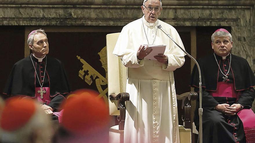 El Papa durante su comparecencia, ayer, ante la Curia. // Efe