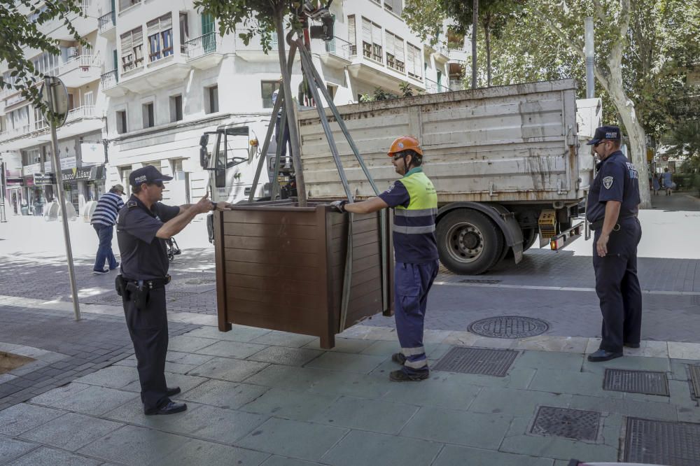 Nach dem Anschlag in Barcelona sind am Montag (21.8.) weitere Lkw-Barrieren in Form von Blumenkübeln aufgestellt worden, diesmal im Carrer Oms - die Fußgängerzone verbindet Plaça d'Espanya mit der Blumen-Rambla.