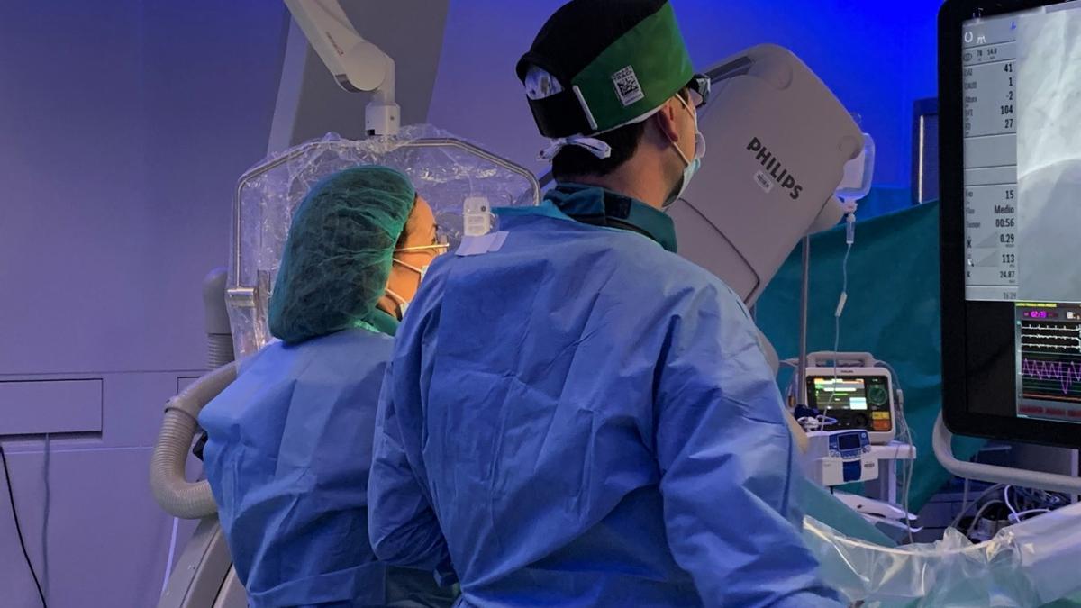 Los doctores Soledad Ojeda y Francisco José Hidalgo, en la sala de Hemodinámica del hospital Quirónsalud.